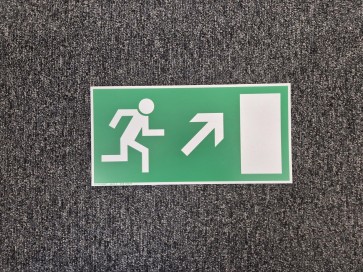 Fluchtwegschild Pfeil rechts oben Aluminium 297x148mm, nachleuchtend alte Norm